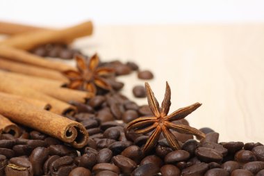 Tahta yüzeyde kahve çekirdekleri