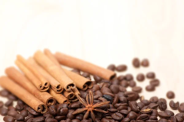 Kaffebönor på bordet — Stockfoto