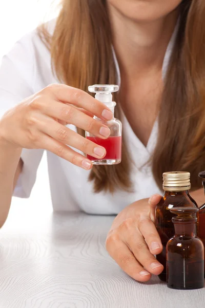 Médico mujer con medicación en frascos de vidrio — Foto de Stock