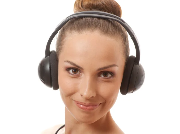Vrouw luisteren muziek met koptelefoon, op wit — Stockfoto