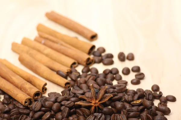 Kaffebönor på träytan — Stockfoto