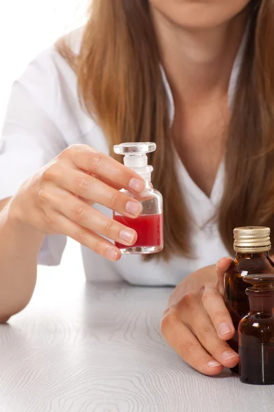 Médico mujer con medicación en frascos de vidrio — Foto de Stock