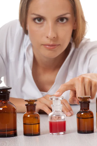 Vrouw arts met medicatie in glazen flessen — Stockfoto