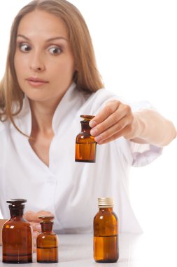 kadın doktor ilaç cam şişelerde