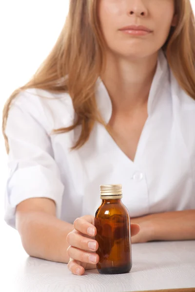 Ärztin mit Medikamenten in Glasflaschen — Stockfoto