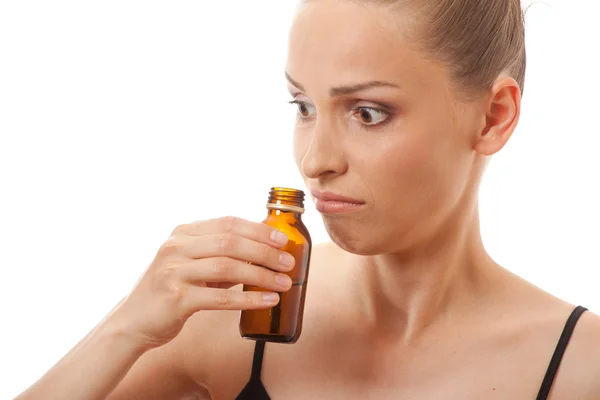 Mujer oliendo botella — Foto de Stock