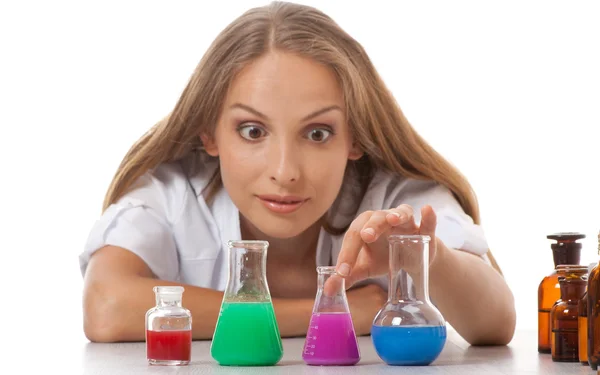 Kadın kimyacı ve şişeler kimyasallar — Stok fotoğraf