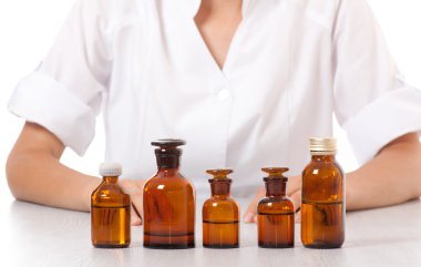 Doktor el ile tıp şişe