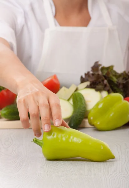 Mujer chef y pimiento verde — Foto de Stock