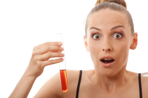Frau hält Reagenzglas mit roter Flüssigkeit Stockfoto