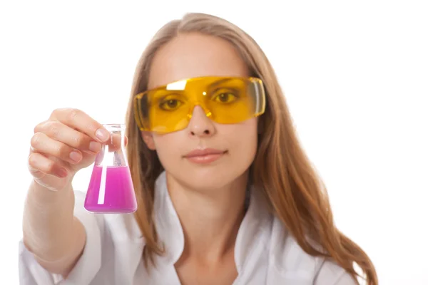 Vrouw chemicus en chemicaliën in kolven — Stockfoto