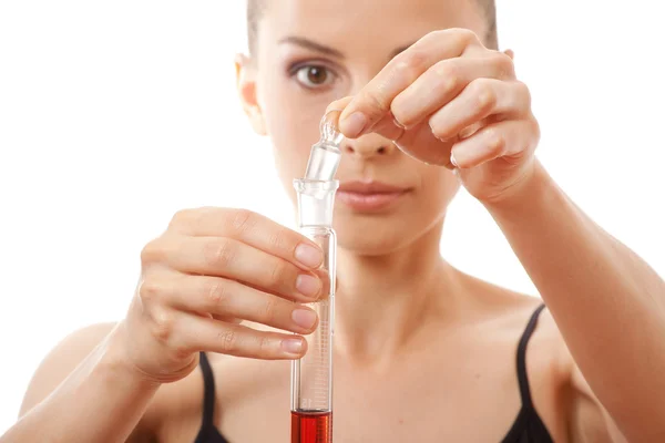 Mulher segurando tubo de ensaio com líquido vermelho — Fotografia de Stock