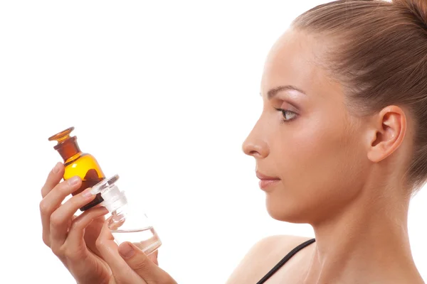 Žena s dvěma lahvemi medicíny nebo parfém — Stock fotografie