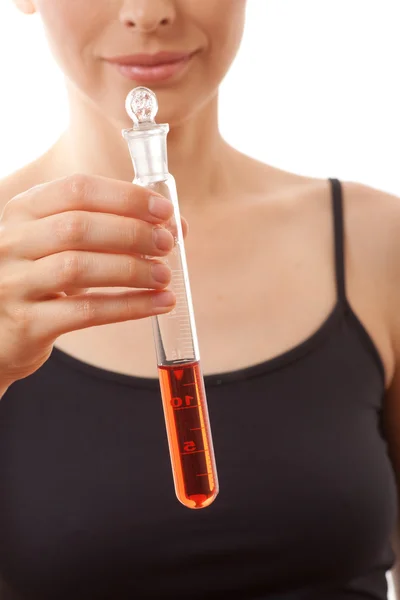 Mulher segurando tubo de ensaio com líquido vermelho — Fotografia de Stock