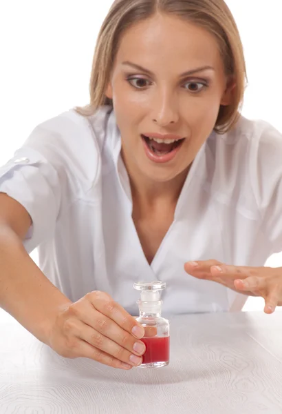 Ärztin oder Krankenschwester mit Medikamenten in der Flasche — Stockfoto