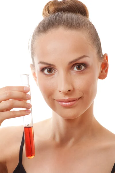 Mujer sosteniendo tubo de ensayo con líquido rojo — Foto de Stock