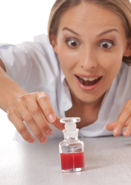 Ärztin oder Krankenschwester mit Medikamenten in der Flasche — Stockfoto