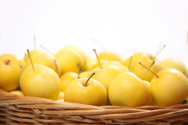 Pommes jaunes dans un panier en osier — Photo