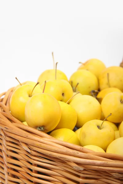 Pommes jaunes dans un panier en osier — Photo