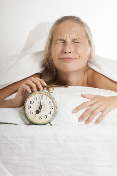 Femeie tânără care doarme și ceas deșteptător în pat — Fotografie, imagine de stoc