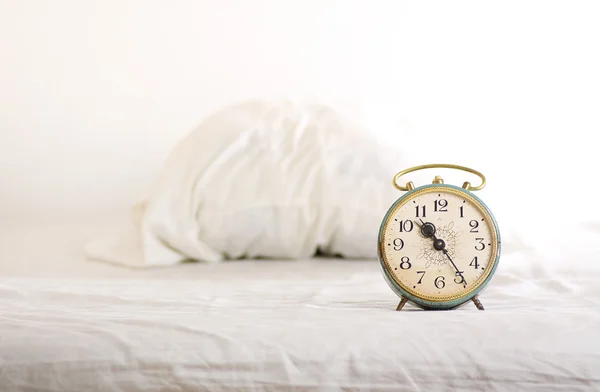 Despertador na cama — Fotografia de Stock