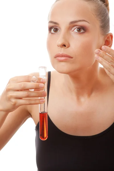 Frau hält Reagenzglas mit roter Flüssigkeit — Stockfoto