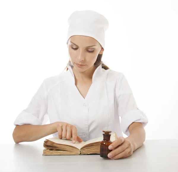 Kobieta lekarz lub pielęgniarka czytania stare książki — Zdjęcie stockowe