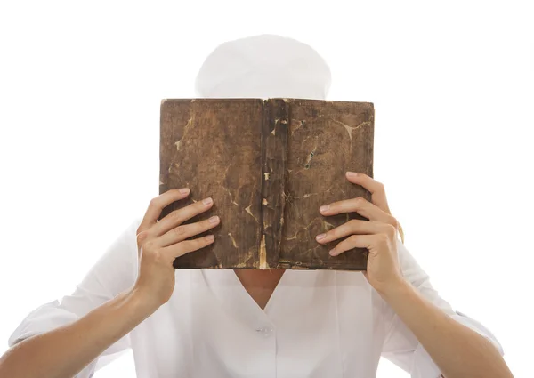 Mujer doctora o enfermera leyendo libro viejo —  Fotos de Stock