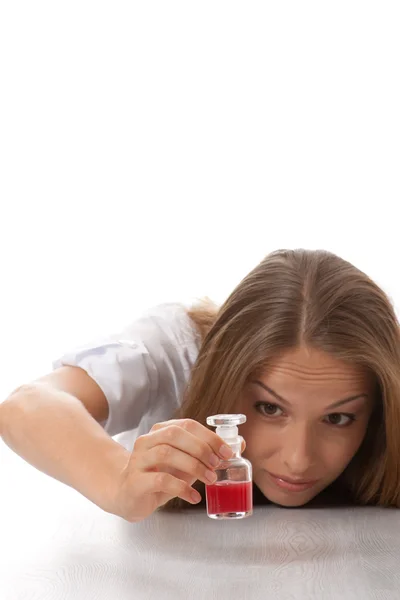 Kvinna läkare eller sjuksköterska med medicin i flaska — Stockfoto