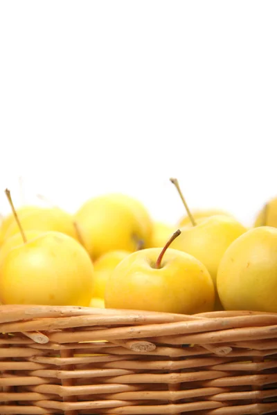 Pommes jaunes dans un panier en osier — Photo