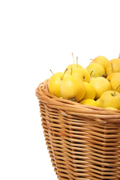 Pommes jaunes dans un panier en osier — Photo