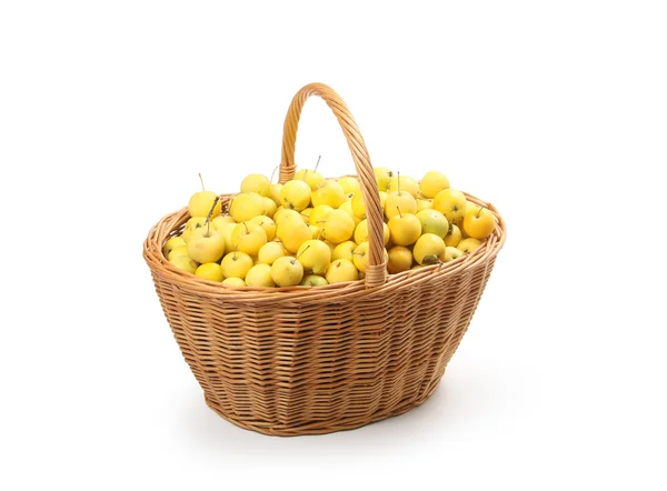 Maçãs amarelas em uma cesta de vime — Fotografia de Stock