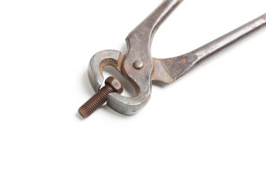 Beyaz arka plan üzerinde izole eski demir Kerpetenler