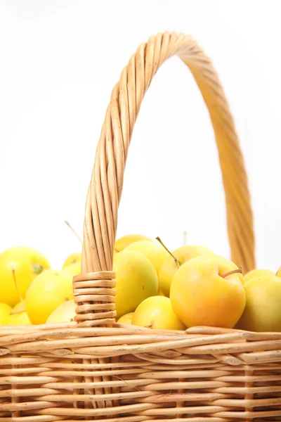 Pommes jaunes dans un panier en osier — Photo