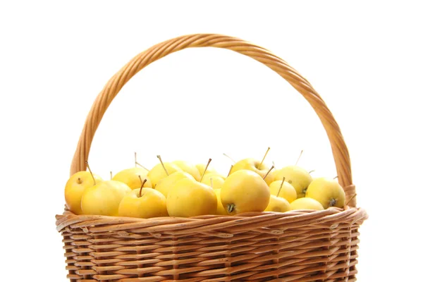 Maçãs amarelas em uma cesta de vime — Fotografia de Stock