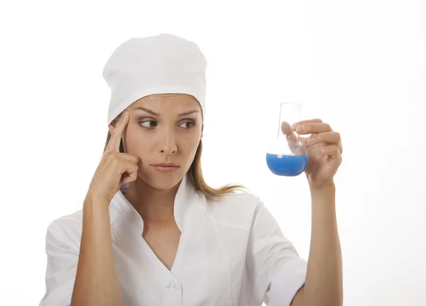 Mulher química e química em frascos — Fotografia de Stock