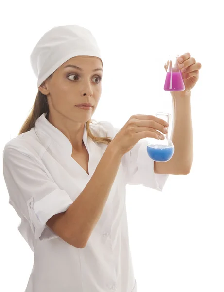 女化学家和烧瓶中的化学品 — 图库照片