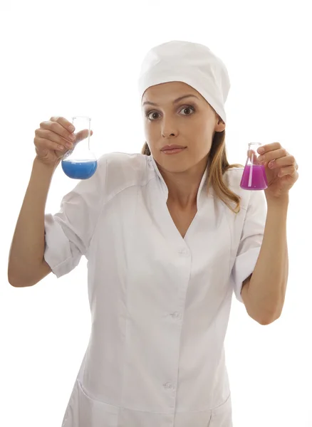 Chemikerin und Chemikalien in Flaschen — Stockfoto