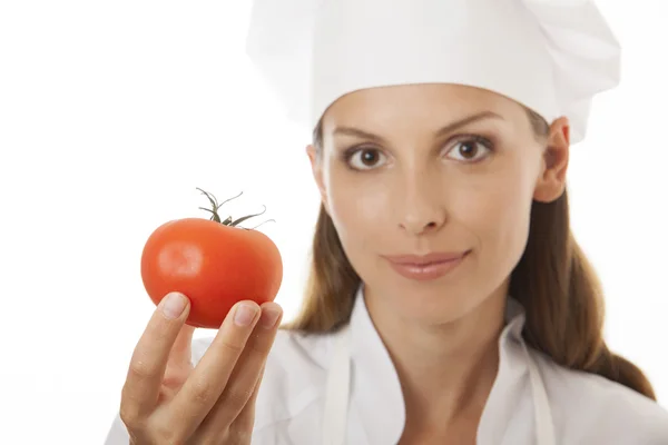 Lachende vrouw kok met rode tomaten — Stockfoto