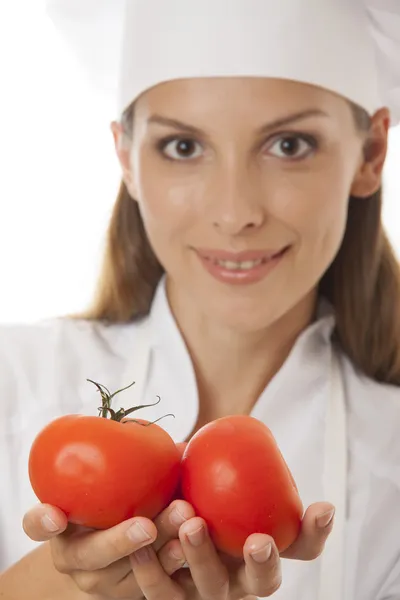 Lachende vrouw kok met rode tomaten — Stockfoto