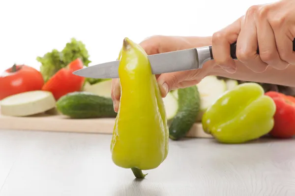 Manos femeninas con cuchillo, corte de pimienta — Foto de Stock