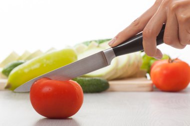 eller bıçakla domates kesme