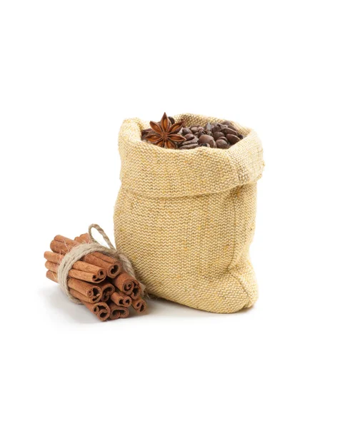 Grãos de café em saco de serapilheira — Fotografia de Stock