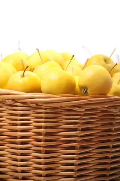 Pommes jaunes dans un panier en osier — Photo