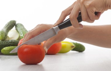 eller bıçakla domates kesme