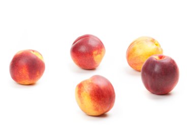 Olgun şeftali meyve üzerine beyaz izole