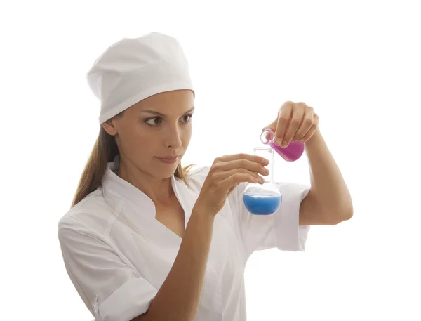 Nő kémikus, a vegyi anyagok a lombikok — Stock Fotó