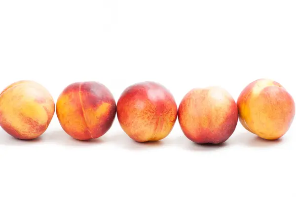 Mogna persikor frukter isolerad på vit — Stockfoto