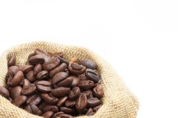 Grãos de café em saco de serapilheira — Fotografia de Stock