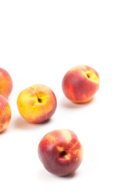 Olgun şeftali meyve üzerine beyaz izole